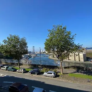  Appartement Milin : Appt 2 Ch Vue Sur Mer, Lumineux - Centre-ville, Proche Facs, Téléphérique Et Arsenal.
